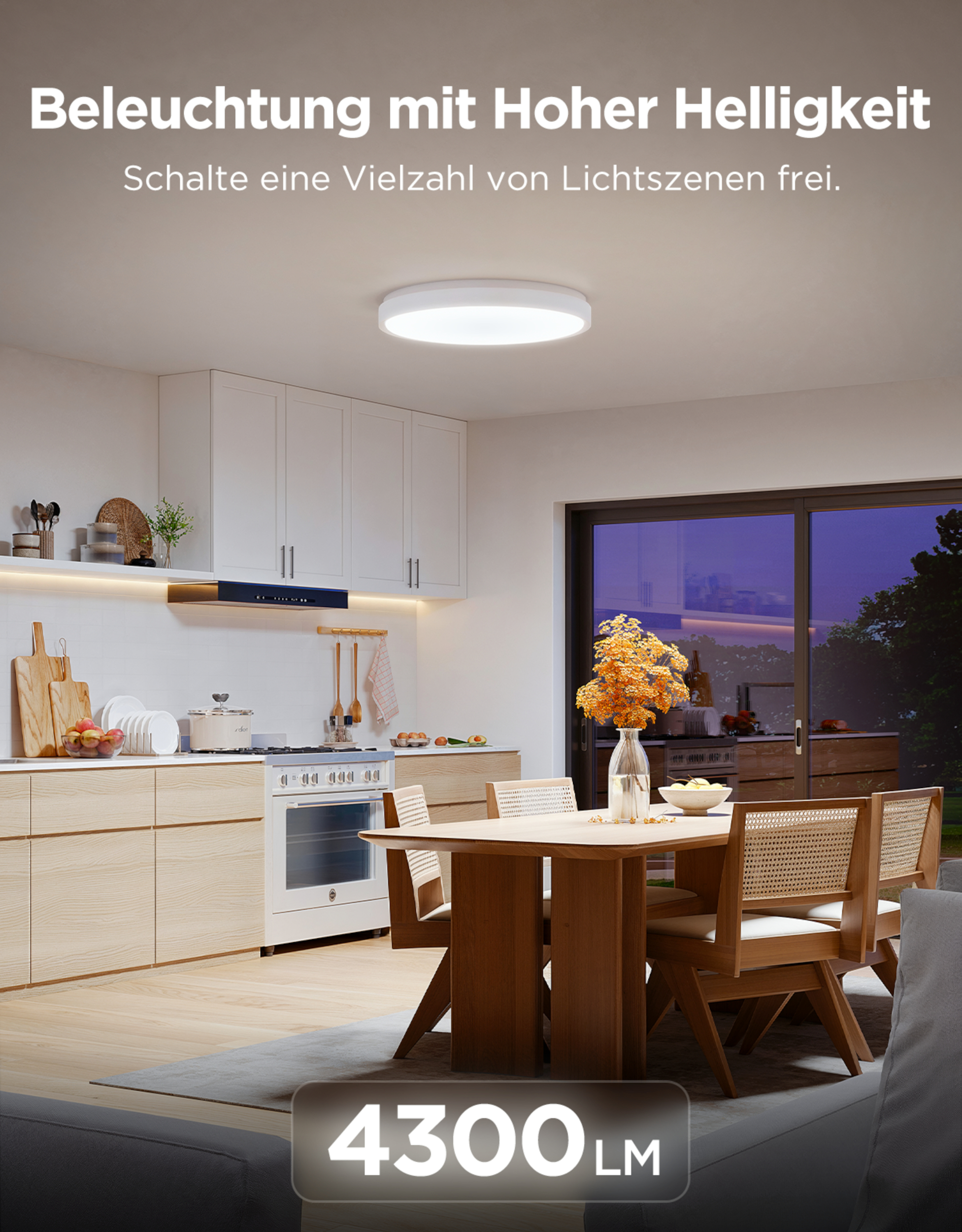 Eine helle Deckenleuchte beleuchtet eine moderne Küche mit Essbereich.