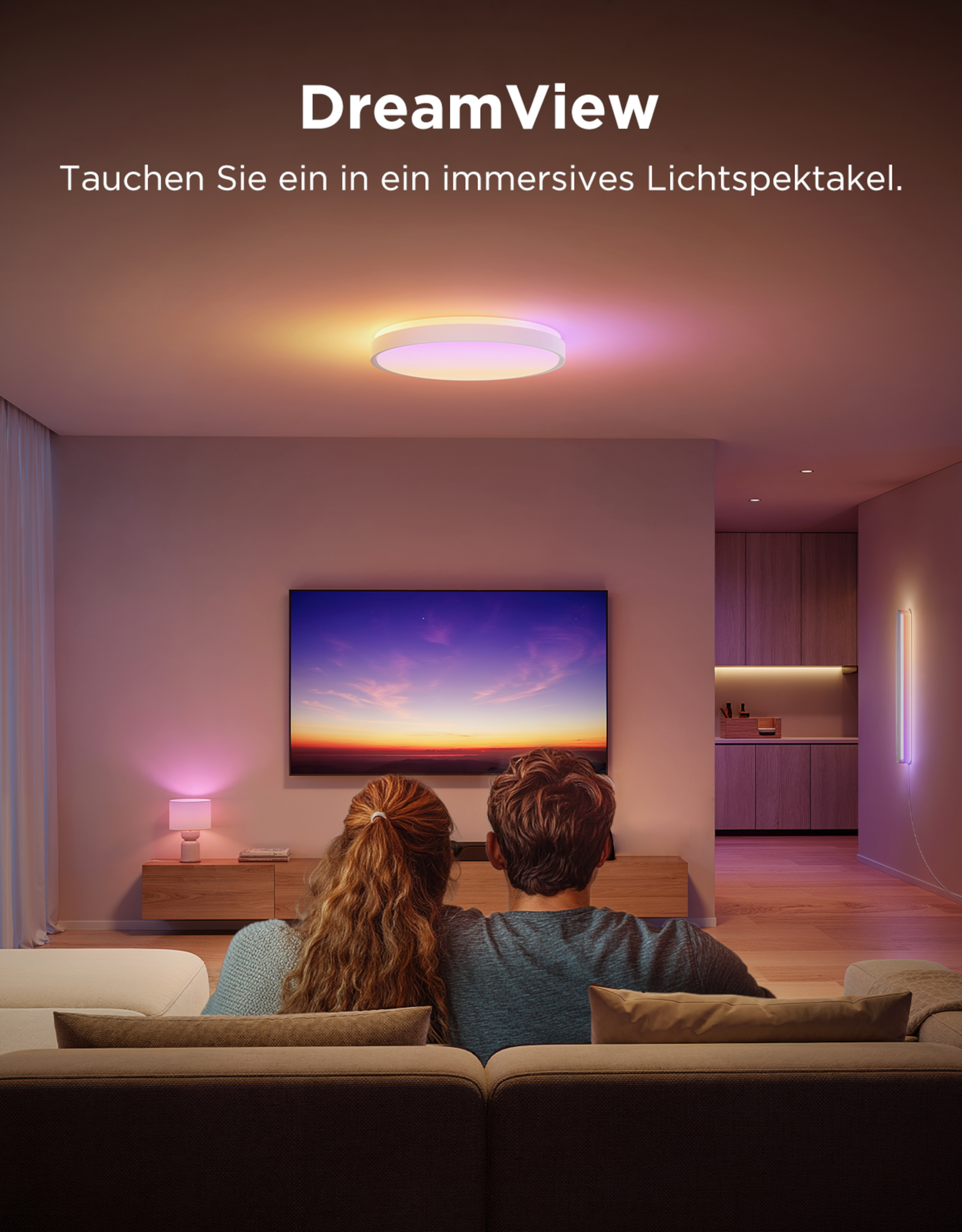 Ein Paar sitzt auf dem Sofa und schaut fern. Bunte Lichter beleuchten den Raum.