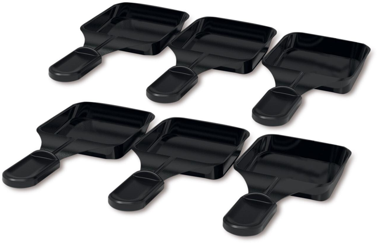 Sei padelle nere per raclette con manici su sfondo bianco.