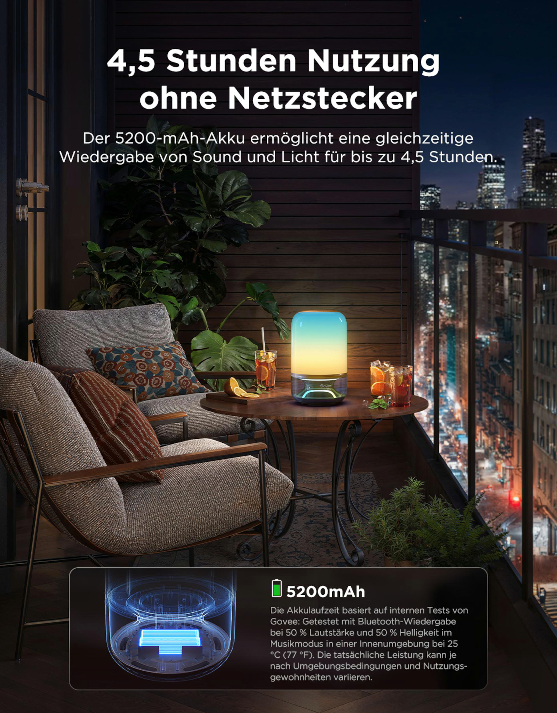 Balkon bei Nacht mit Sitzgelegenheiten, Getränken und einer leuchtenden Lampe.