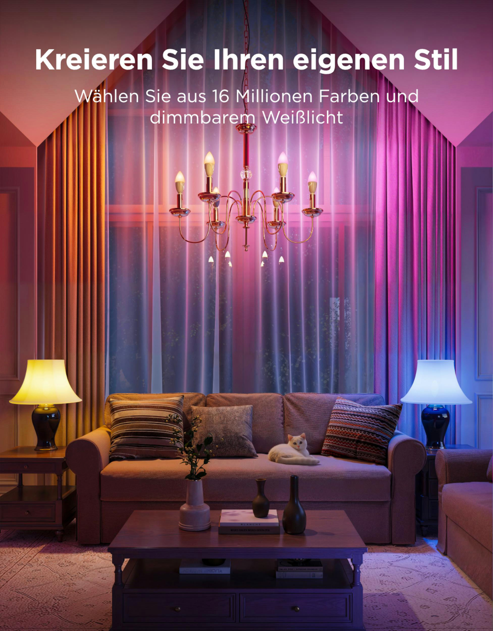 Wohnzimmer mit Sofa, Katze, Lampe und Kronleuchter in bunter Beleuchtung.