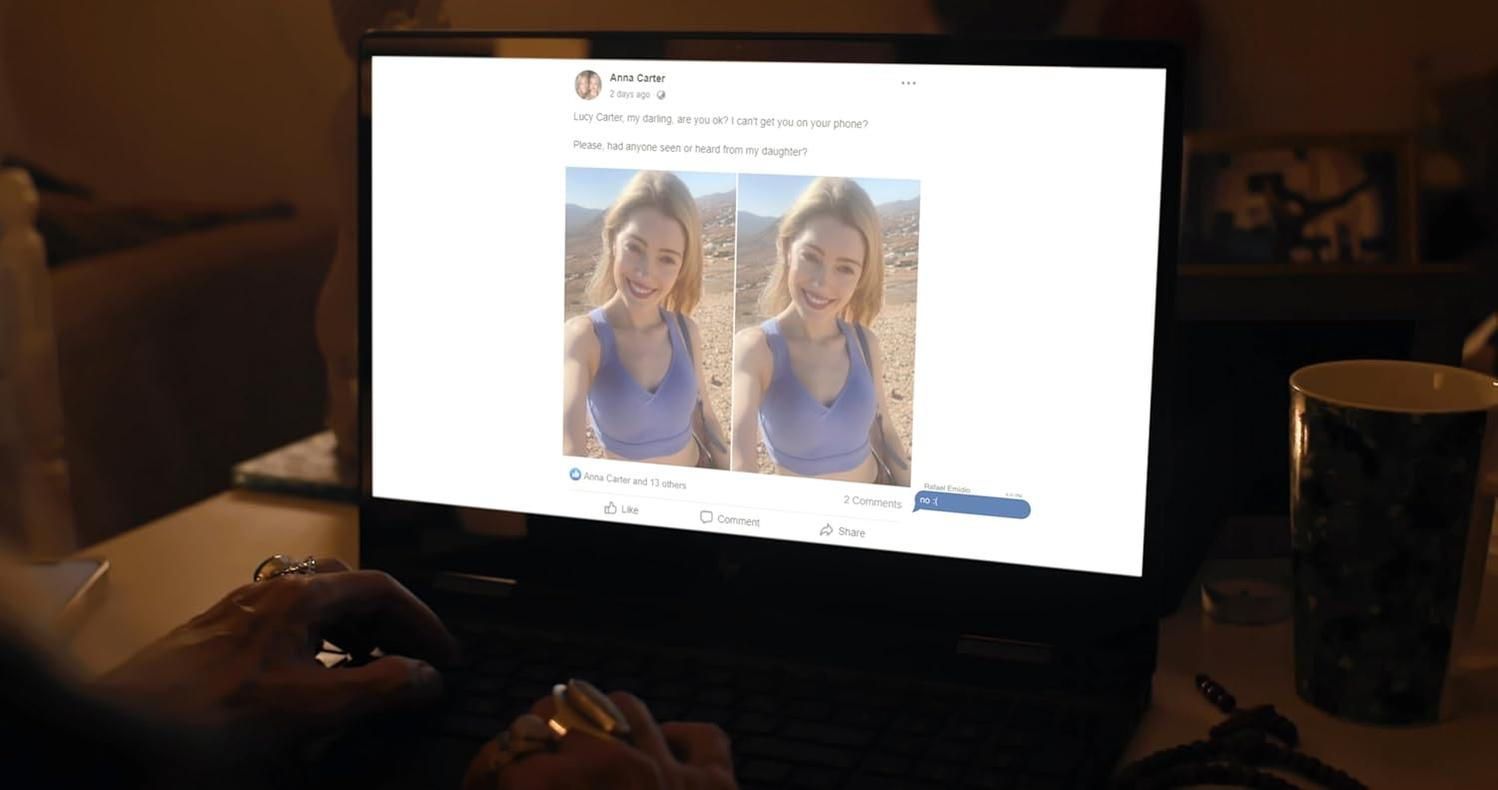 Laptop zeigt Facebook-Beitrag mit zwei Fotos einer Frau in einem lila Top in felsiger Landschaft.
