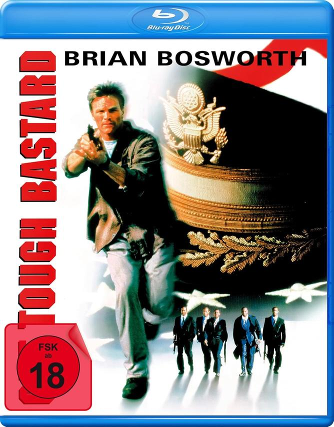 Brian Bosworth zielt mit einer Waffe. Militärmütze und Anzugträger im Hintergrund.