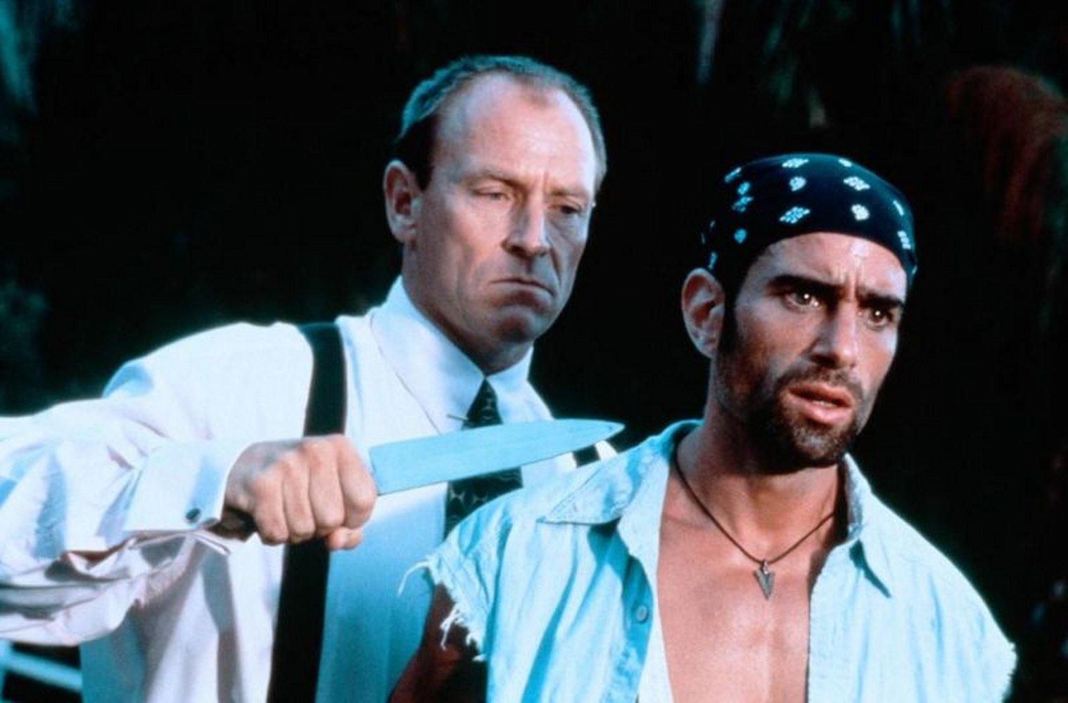Mann mit Messer hinter einem Mann mit Bandana.