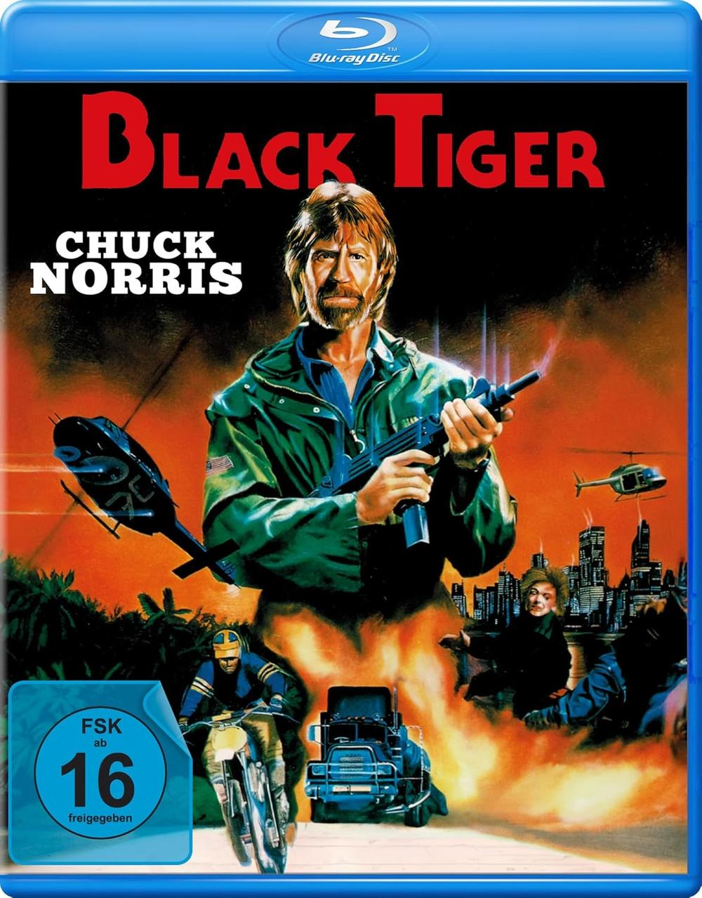 Chuck Norris mit Waffe vor brennender Stadt, Helikopter und Motorradfahrer.