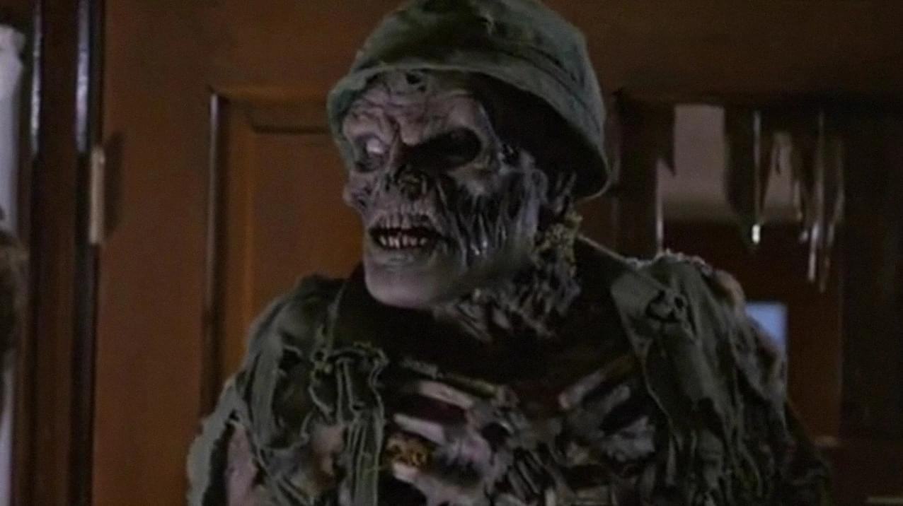 Ein verrotteter Zombie in Militäruniform mit Hut, der den Brustkorb freilegt.