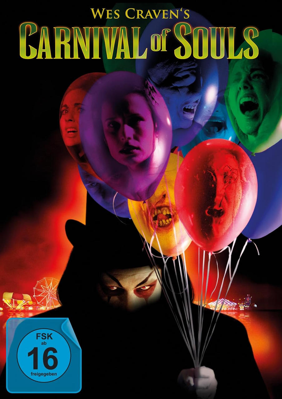 Ein Mann mit Zirkus-Make-up hält Ballons mit gruseligen Gesichtern. FSK 16.