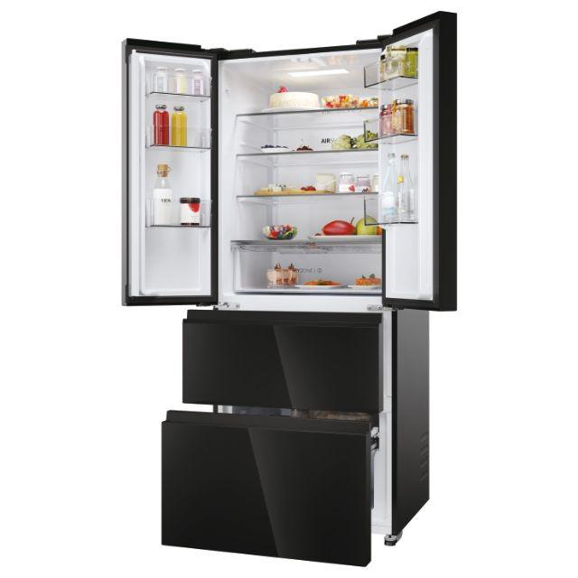 Ein offener schwarzer Kühlschrank mit Lebensmitteln auf den Einlegeböden.