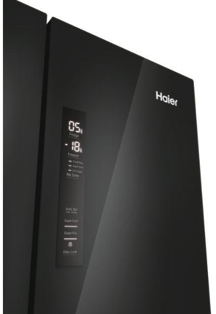Schwarzer Haier Kühlschrank mit digitalem Display. Kühlraum 5°C, Gefrierraum -18°C.