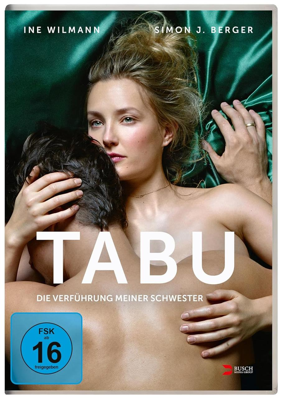 Ein Paar liegt eng umschlungen auf einem grünen Stoff. Der Titel "TABU" ist groß geschrieben.