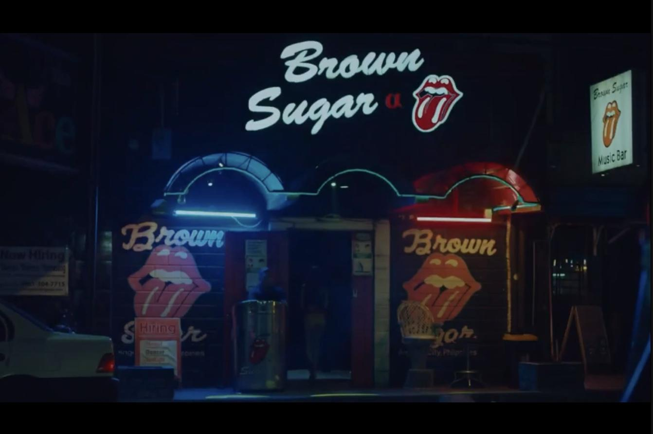 Nachtclub mit Neonlichtern, der Rolling Stones-Zunge und 