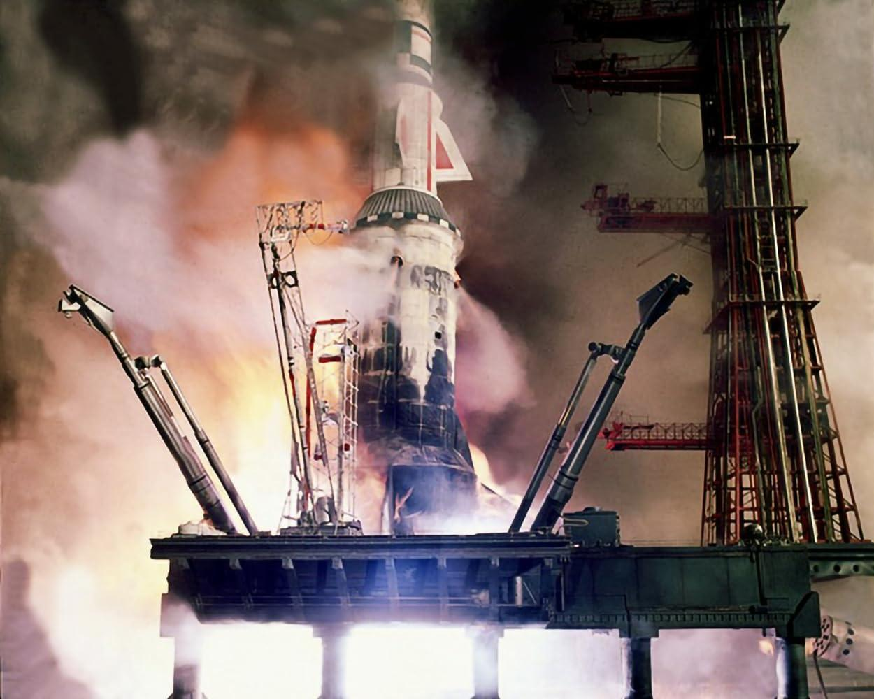 Eine Rakete startet von einer Startrampe mit viel Rauch und Flammen.