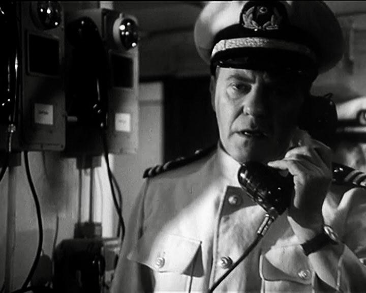 Ein Mann in Uniform spricht am Telefon, mit einem Mikrofon vor seinem Mund.