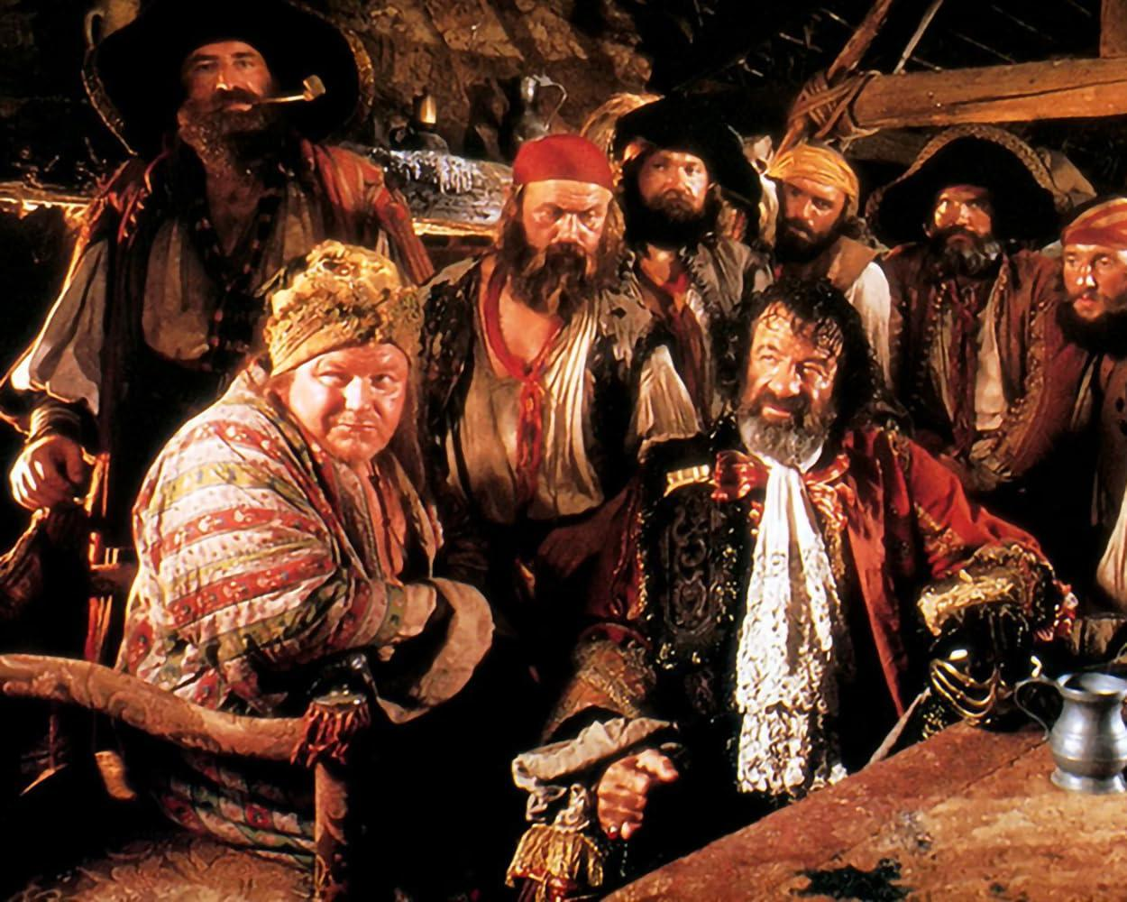 Eine Gruppe von Piraten in einem schwach beleuchteten Raum, einige tragen Hüte und rauchen Pfeifen.