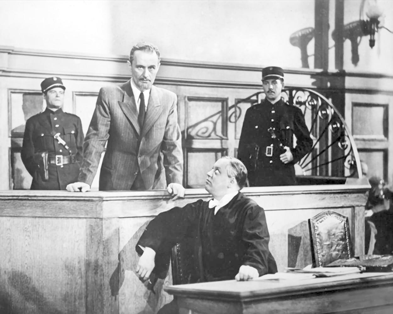 Gerichtsszene mit Richter, Angeklagtem und Wachen.
