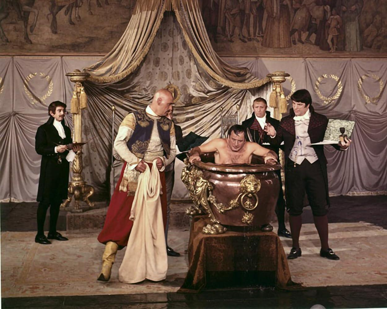 Ein Mann in einer kupfernen Wanne, umgeben von Männern in historischer Kleidung.