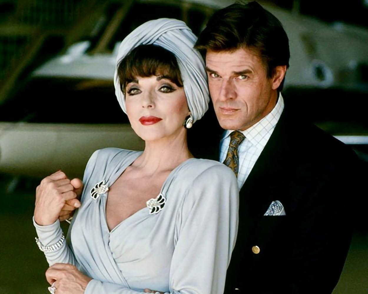 Ein Mann und eine Frau in eleganter Kleidung stehen vor einem Flugzeug.