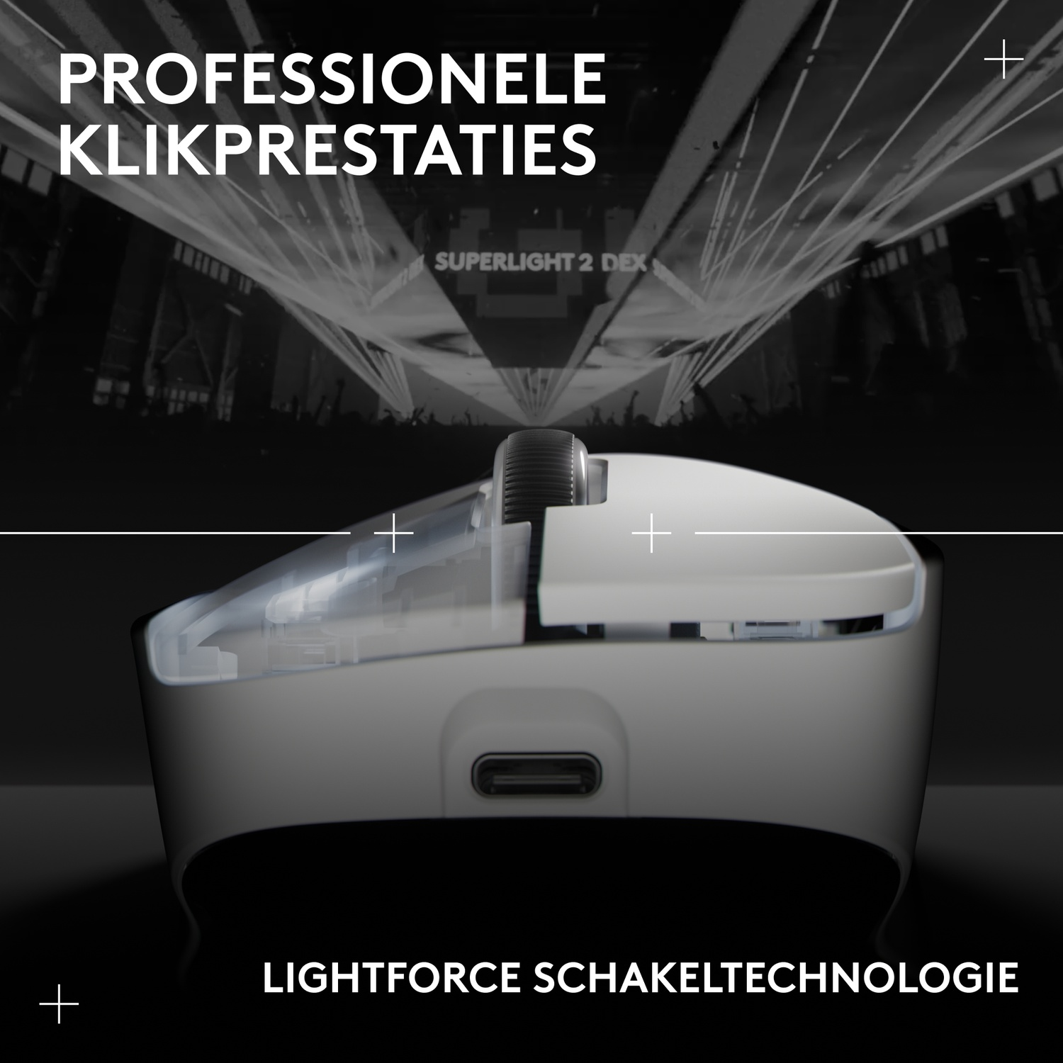 Witte gamingmuis met transparante bovenkant, USB-C-poort op de voorgrond. Lasershow op de achtergrond.