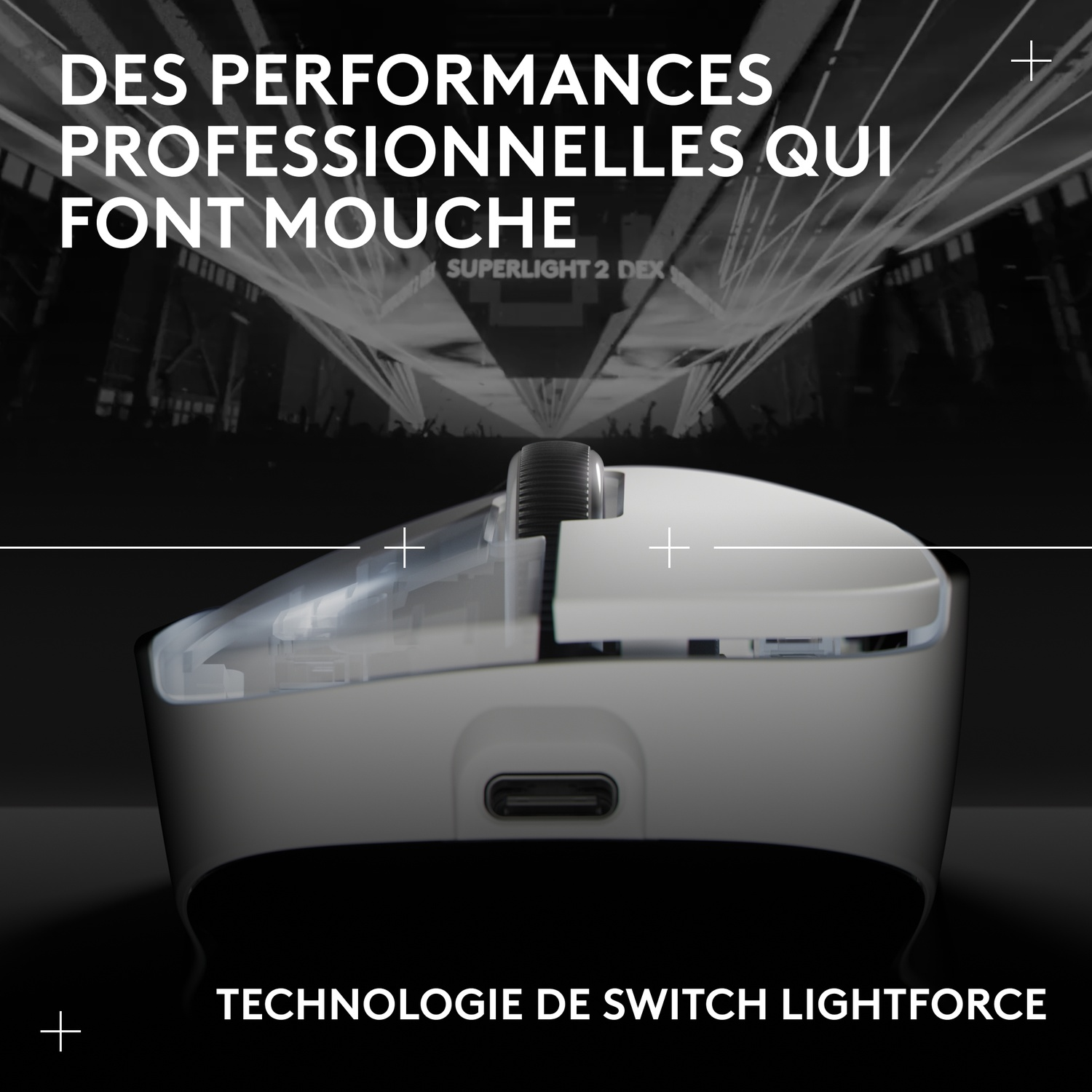 Une souris gamer blanche avec des détails transparents sur fond de lumières de scène.