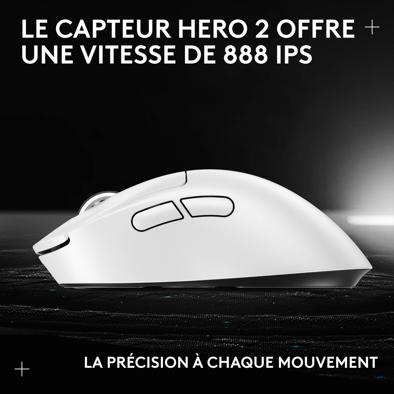 Une souris gaming blanche aux accents noirs repose sur une surface sombre et texturée.