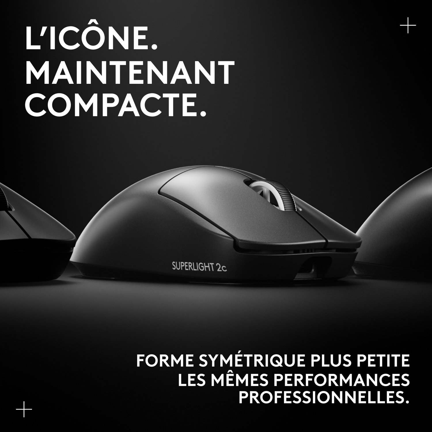 Trois souris gaming noires sur fond noir. Celle du milieu est nette.