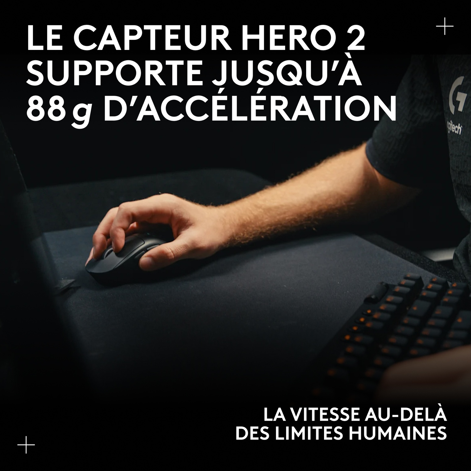 Un homme utilise une souris et un clavier d'ordinateur noirs.
