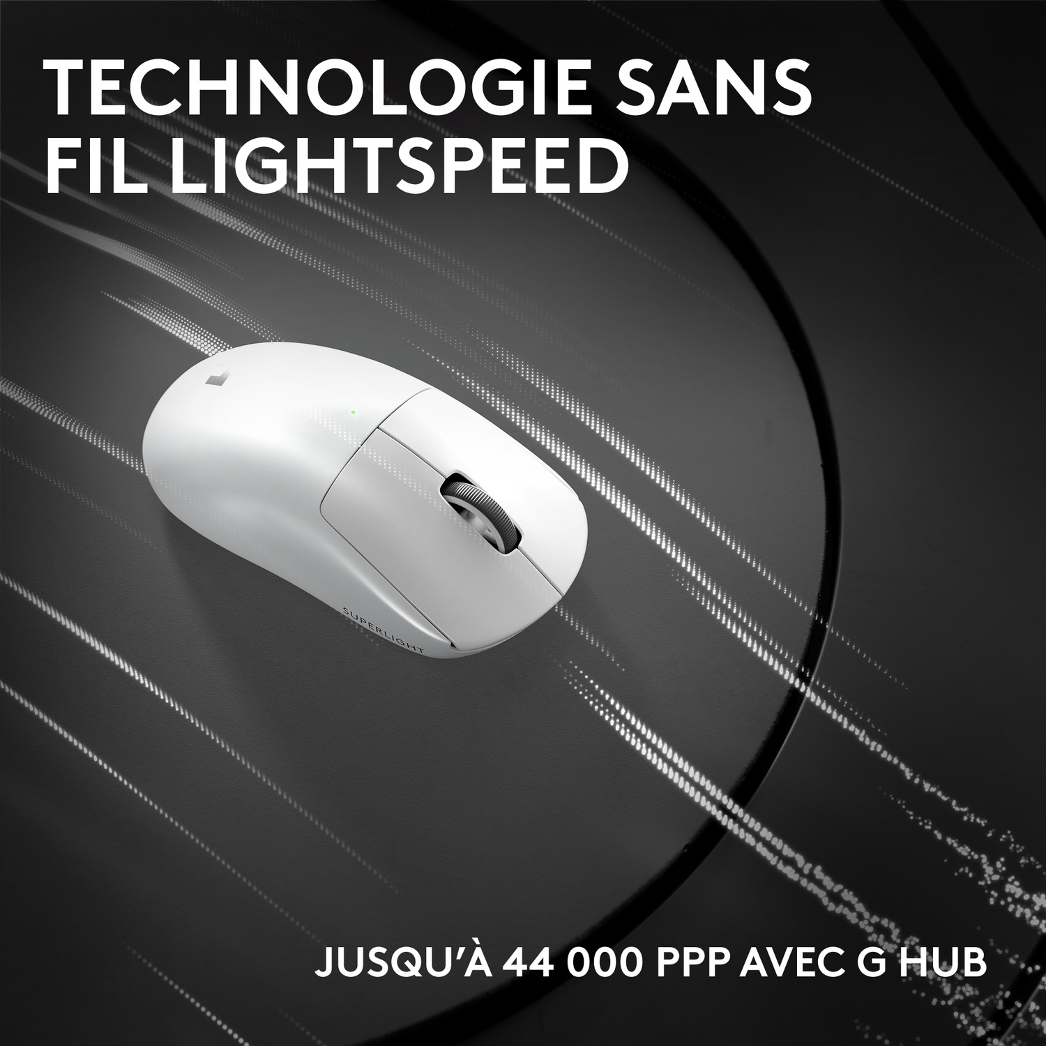 Une souris sans fil blanche avec des traînées lumineuses sur fond sombre.