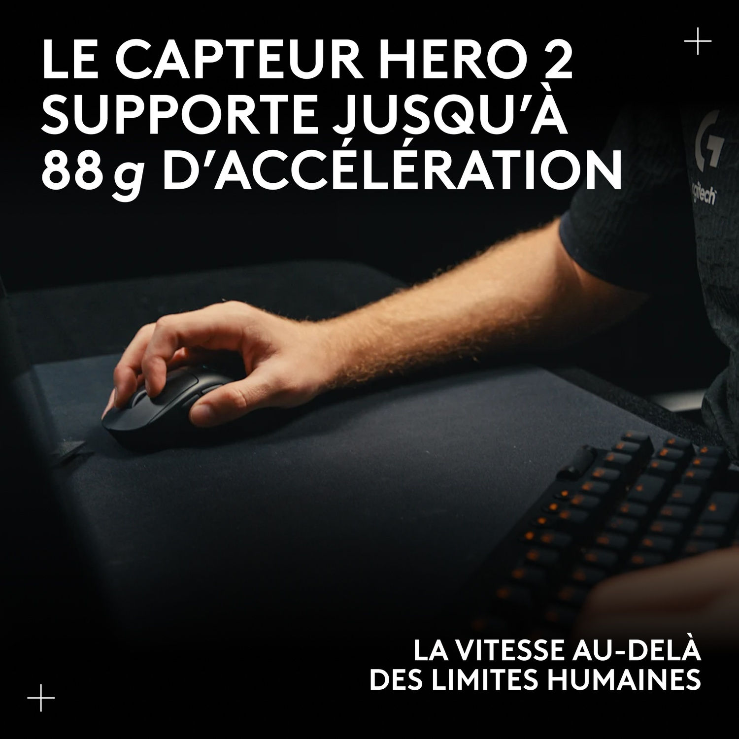 Main utilisant une souris noire devant un clavier aux touches illuminées.