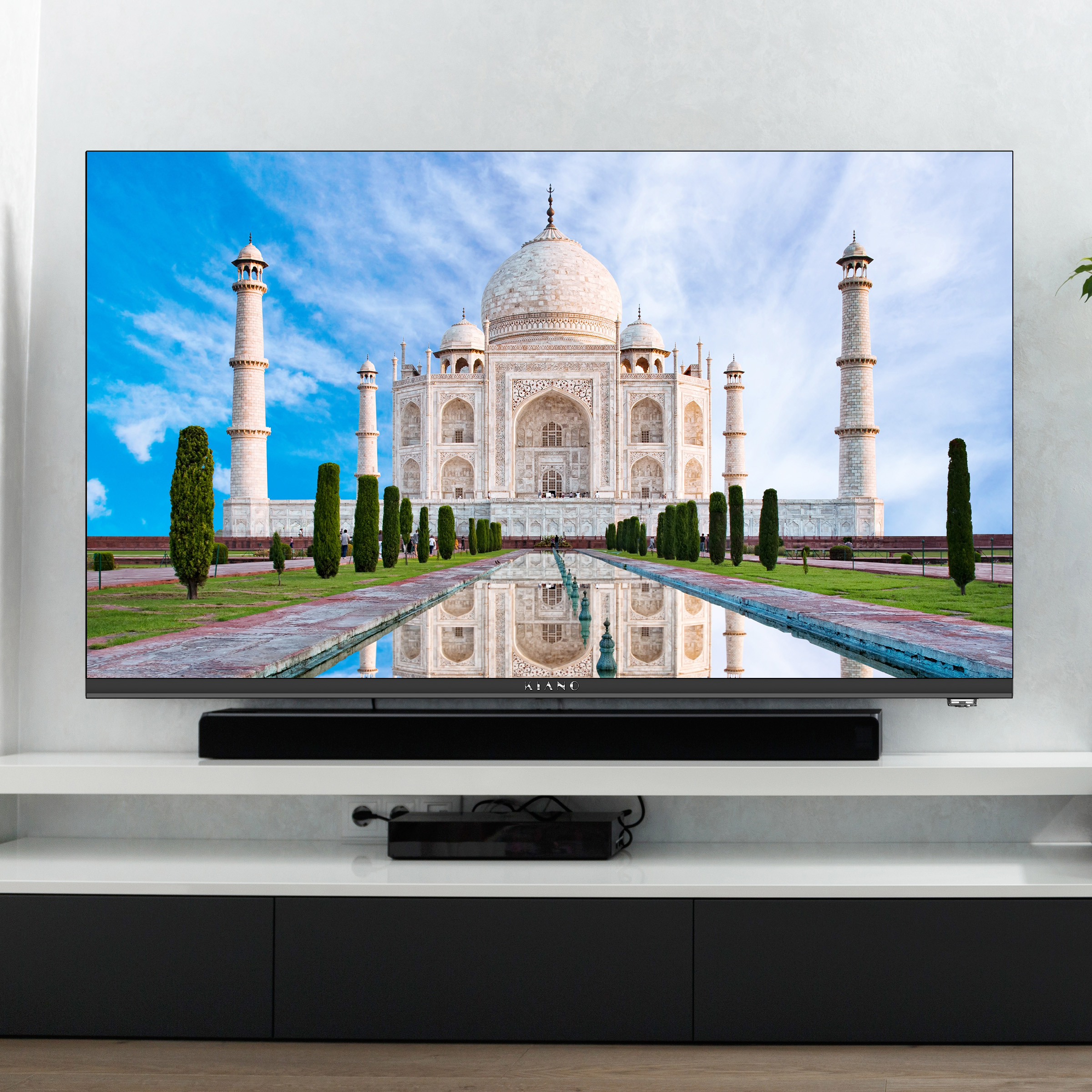 Tadż Mahal z lustrzanym stawem i zielonymi cyprysami pod błękitnym niebem.