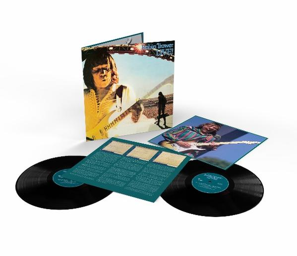 Egy férfi gitárral bakelit lemezeken és albumborítón.