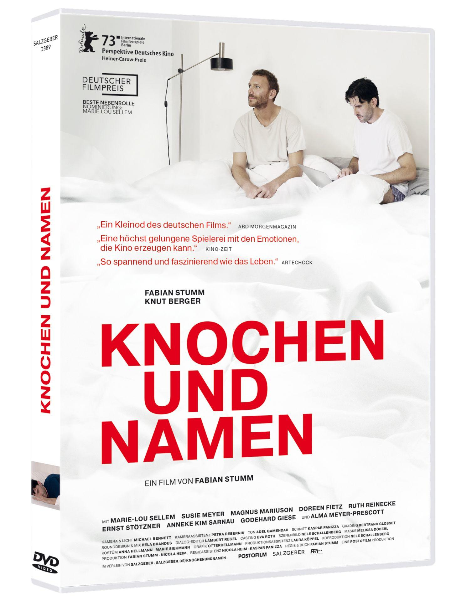 Zwei Männer im Bett, einer schaut zur Seite, der andere auf Laptop. Filmplakat.