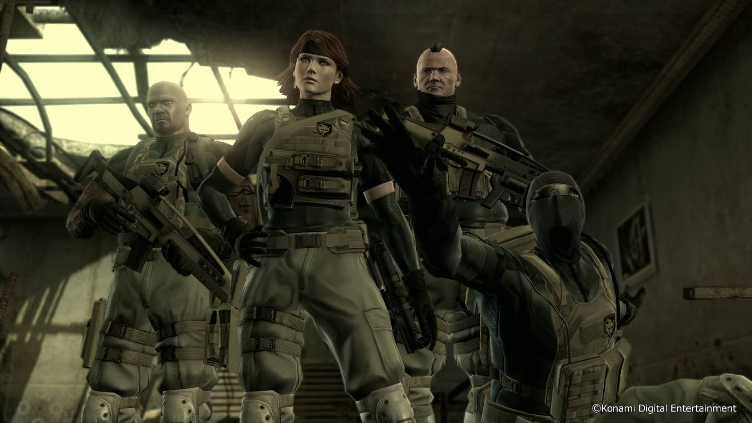 Cuatro soldados con equipo táctico están juntos, algunos con armas.