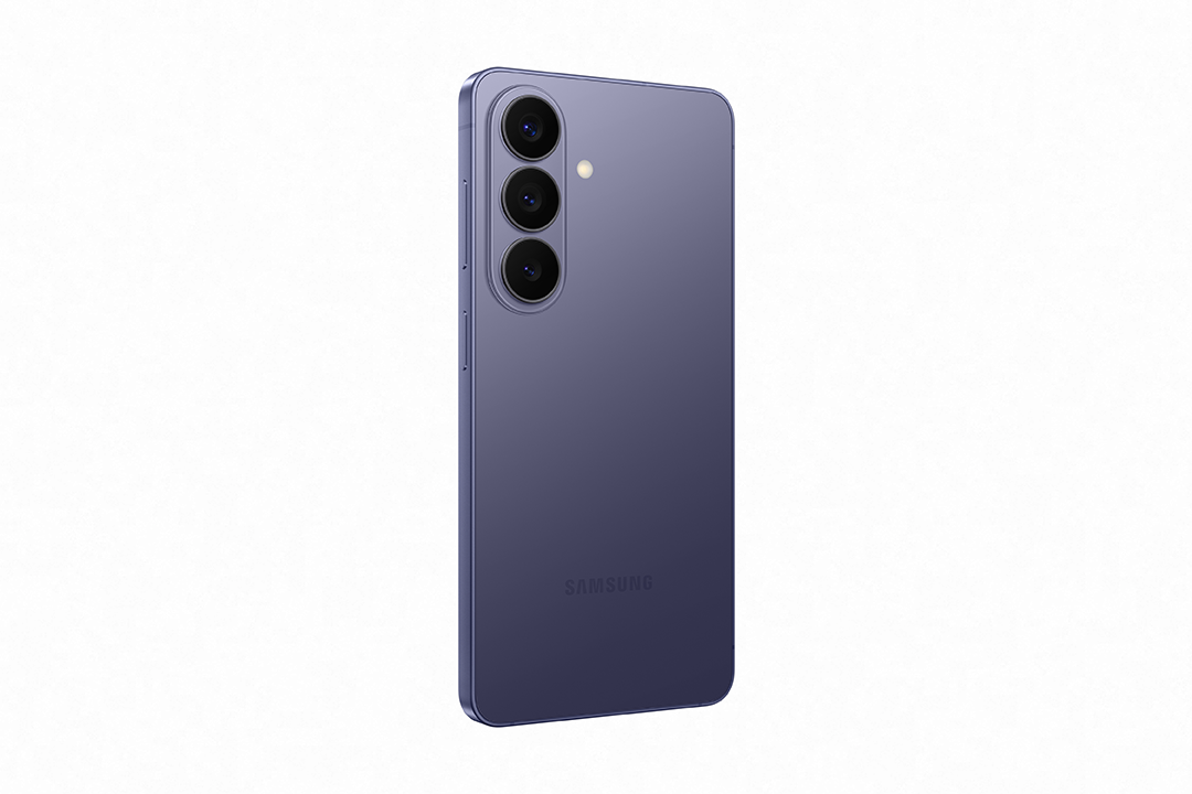 Lila Samsung okostelefon három kamerával, fehér háttér előtt.