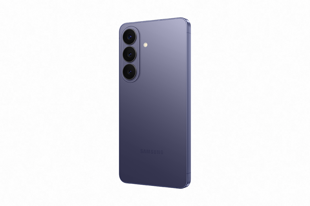 Sötétlila Samsung okostelefon hátulról, három kamerával.