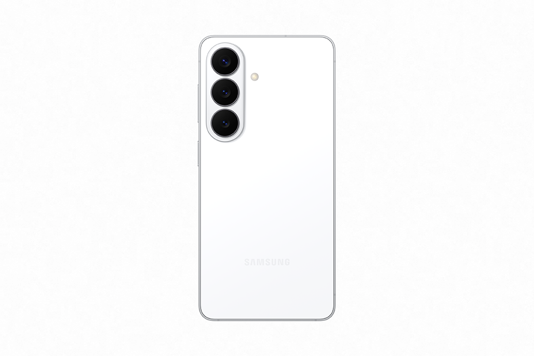 Fehér okostelefon hátlapja, három kamerával és Samsung logóval.