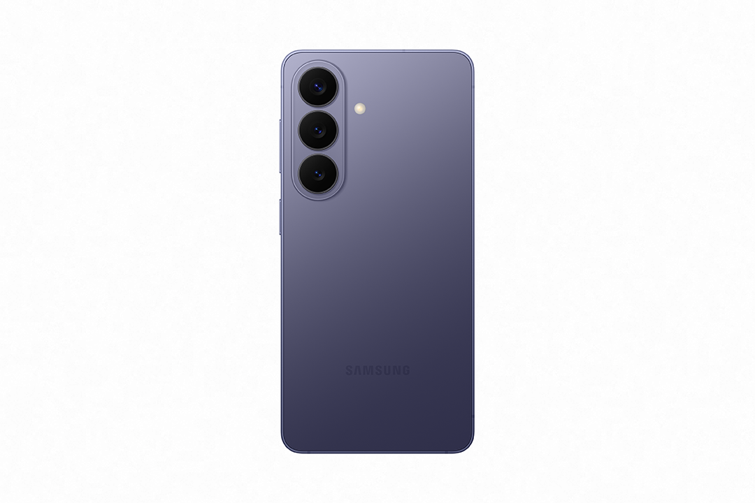 Egy lila Samsung okostelefon hátoldala, három kamerával és vakuval.