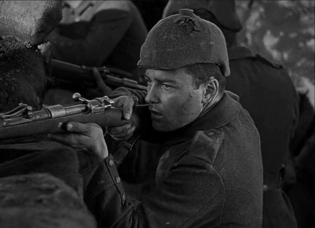 Ein Soldat zielt mit einem Gewehr, trägt eine zerfetzte Mütze und Uniform.