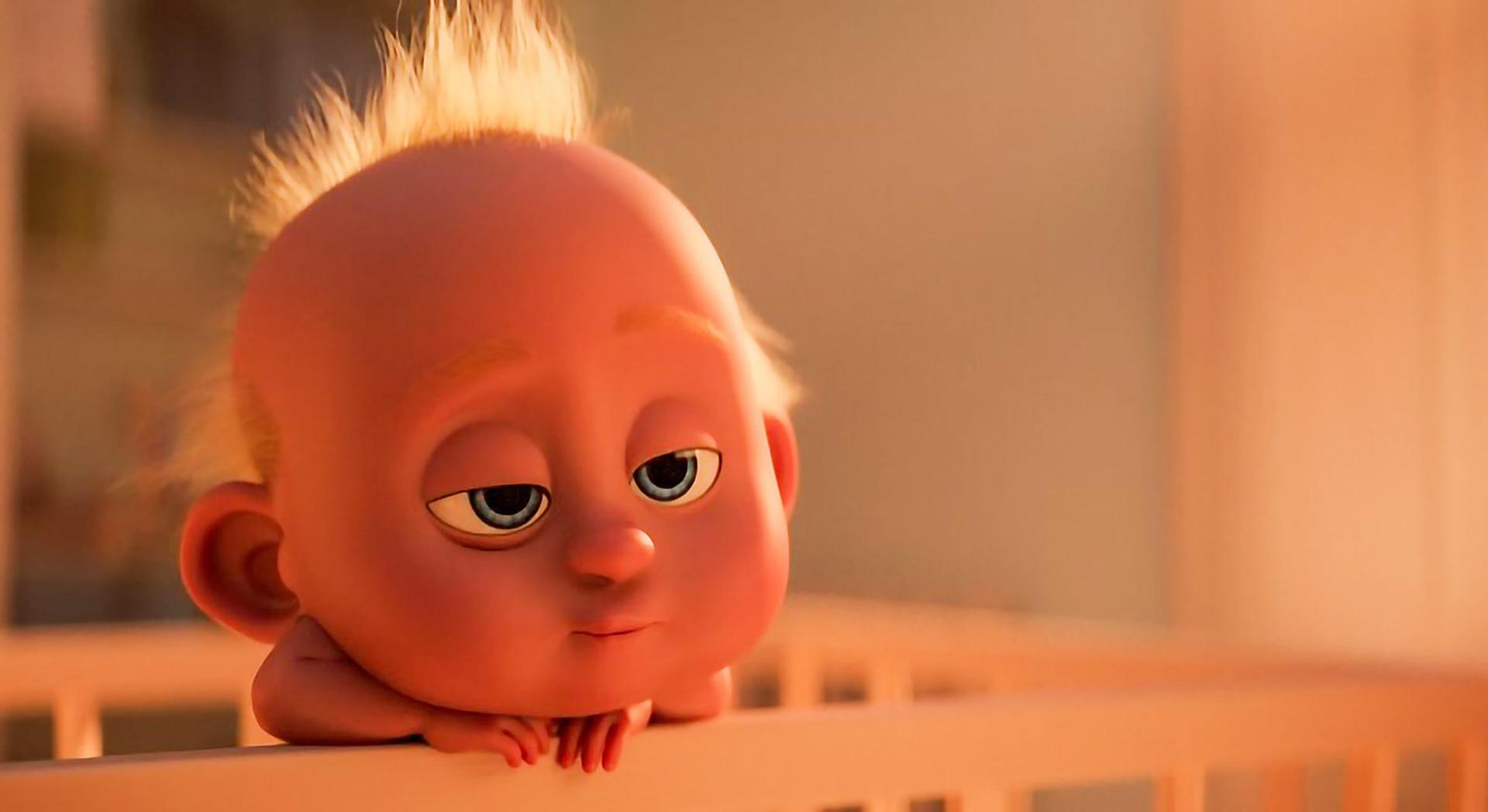 Ein Baby mit blonden Haaren liegt in einem Bettchen und blickt nachdenklich.