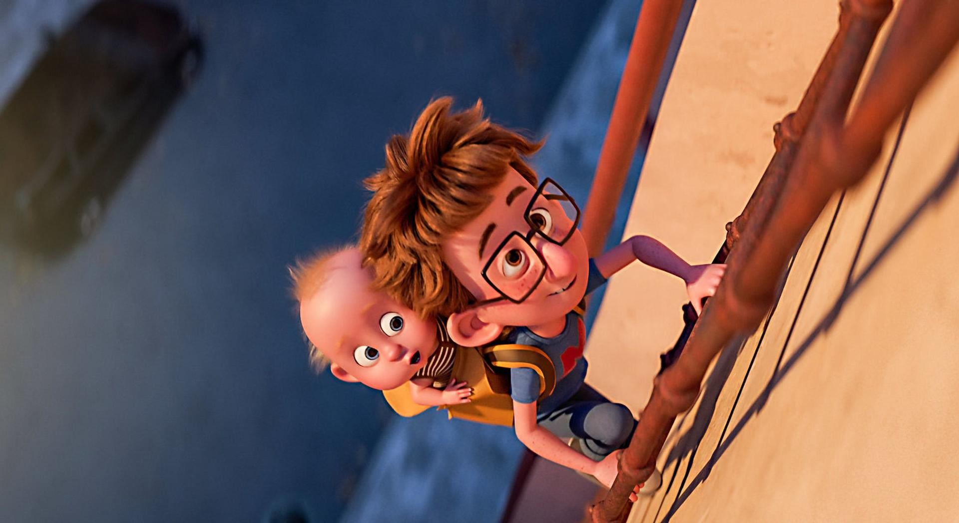 Ein Junge mit Brille und ein Baby klettern an einer Stange.