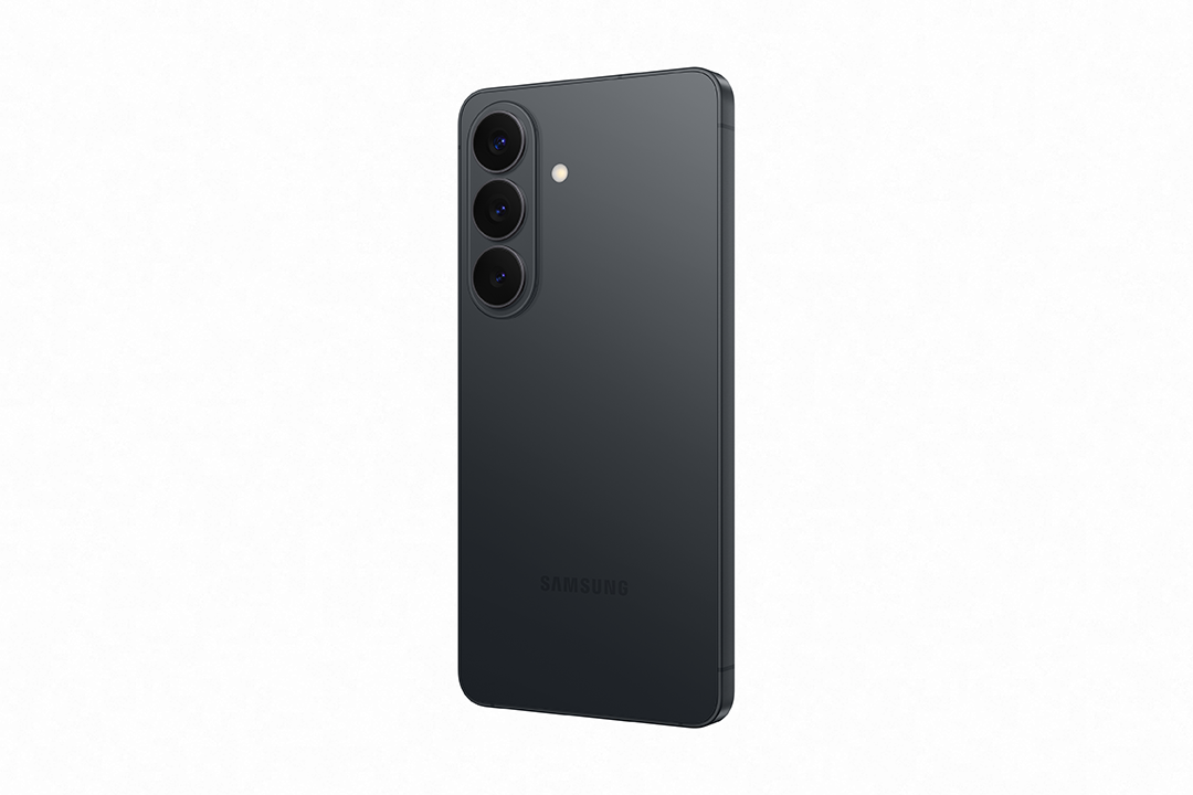 Sötétszürke okostelefon, hátoldalán három kamerával és vakuval. Samsung logó látható.