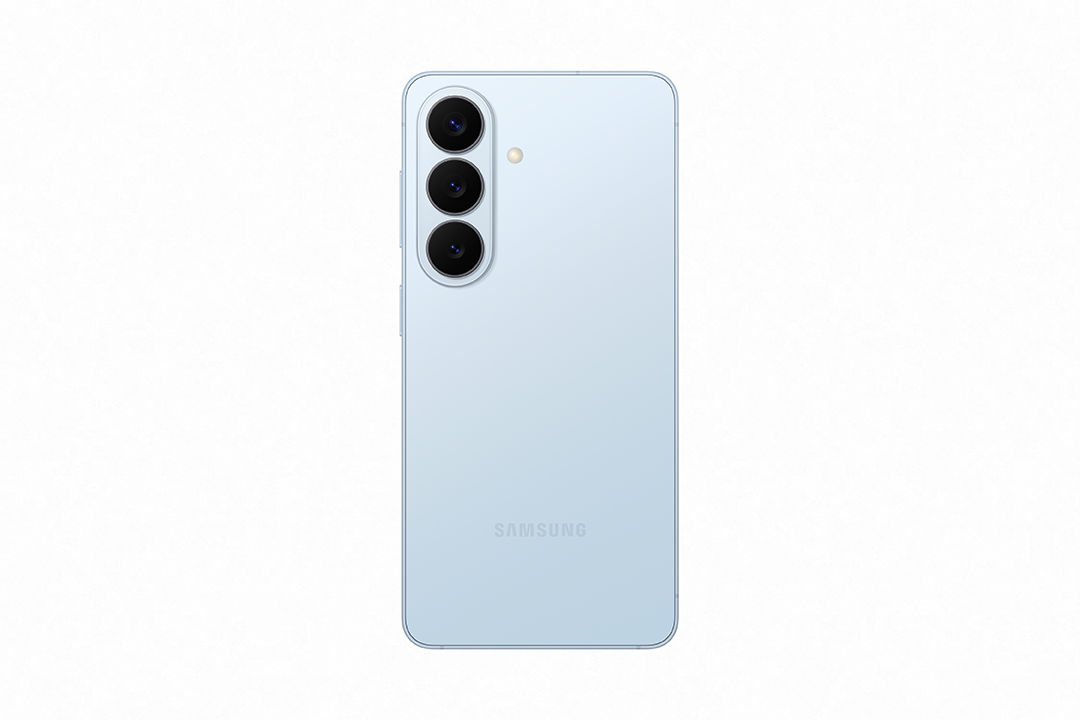 Világoskék Samsung okostelefon három hátlapi kamerával.