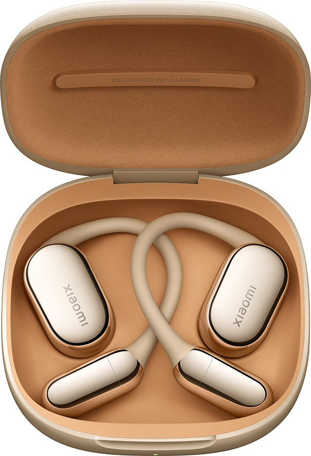 Écouteurs Xiaomi dorés dans un étui de chargement ouvert et beige.