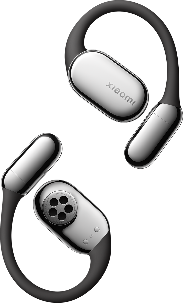 Deux écouteurs Xiaomi brillants avec crochets d'oreille noirs sur fond noir.