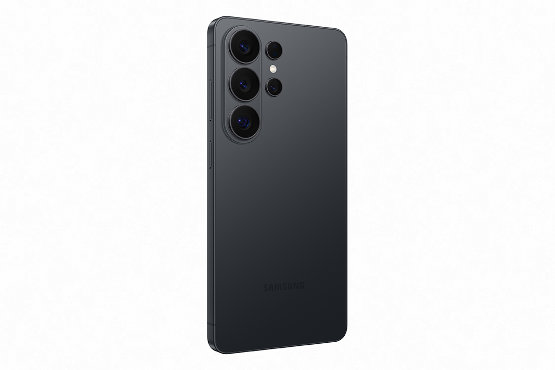 Sötét Samsung okostelefon hátoldala négy lencsés kamerával.