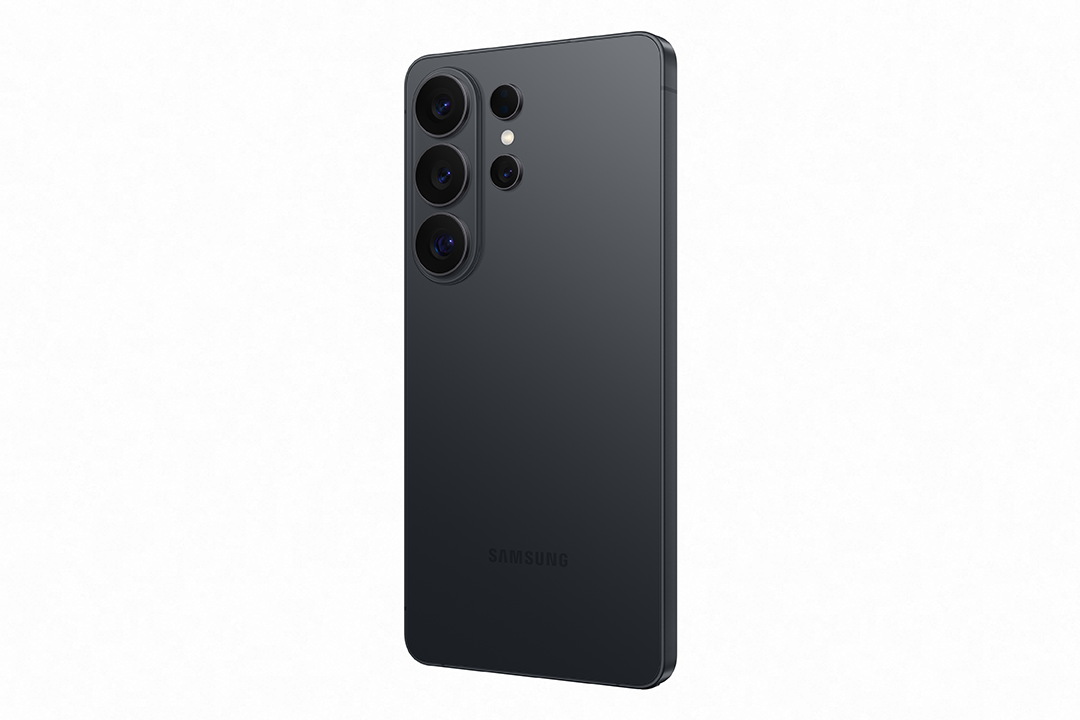 Sötétszürke Samsung okostelefon hátulról, három kamerával.