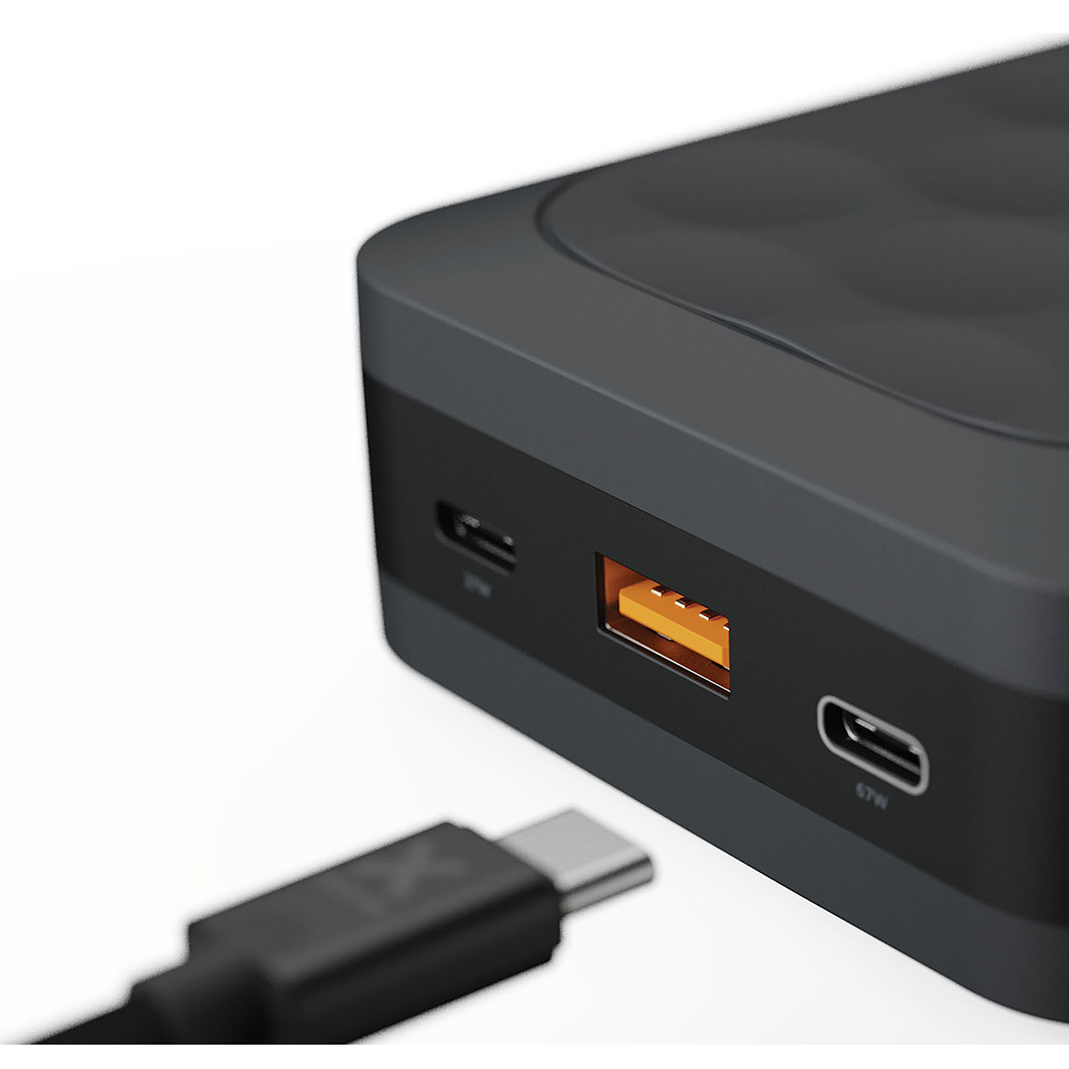 Een zwarte powerbank met USB-C en USB-A poorten en een kabel.