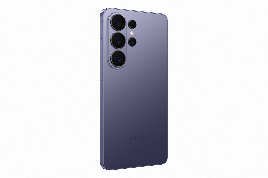 Lila Samsung okostelefon négy hátsó kamerával, fehér háttéren.