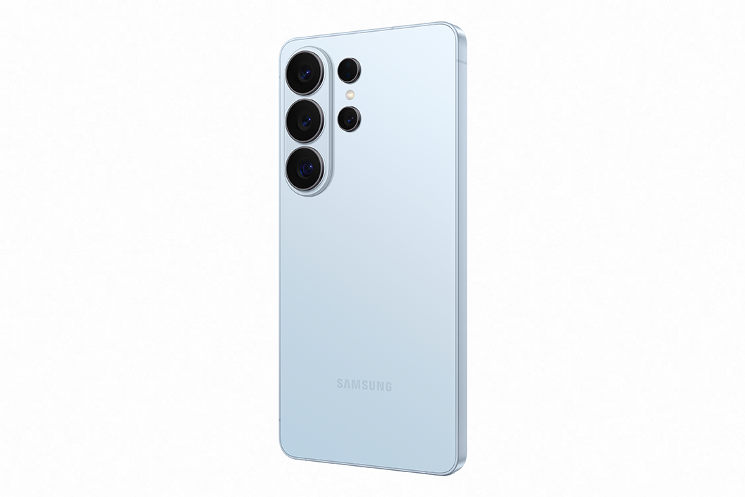 Világoskék okostelefon hátulnézete, három kamerával és Samsung logóval.