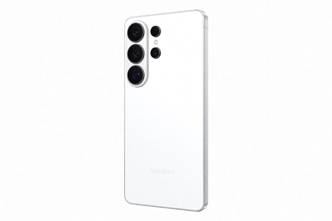 Fehér Samsung okostelefon hátulja három kamerával.