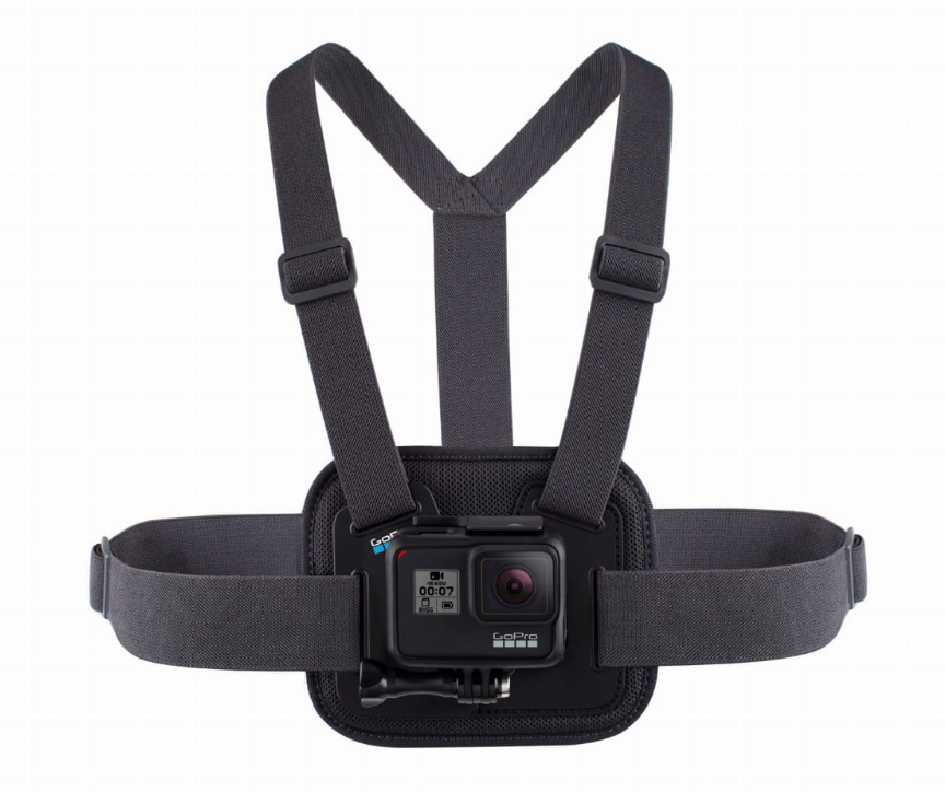 Szara uprząż na klatkę piersiową z kamerą GoPro, białe tło.